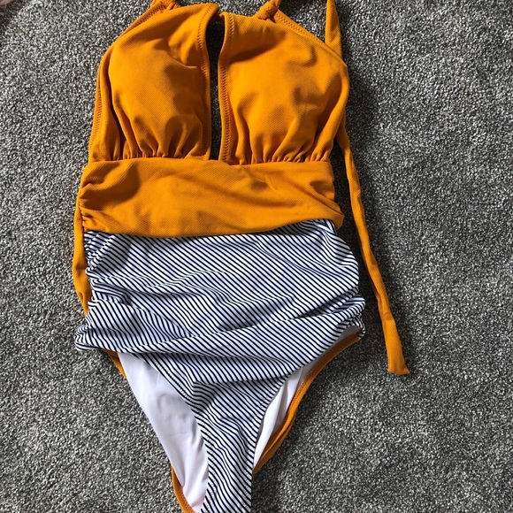 Cupshe Swimsuit - Picture 5 of 8